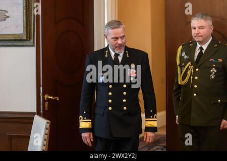 RIGA, Lettonie. 27 mars 2024. Rob Bauer (photo), président du Comité militaire de l'OTAN, rencontre Edgars Rinkevics, président de la Lettonie. Crédit : Gints Ivuskans/Alamy Live News Banque D'Images