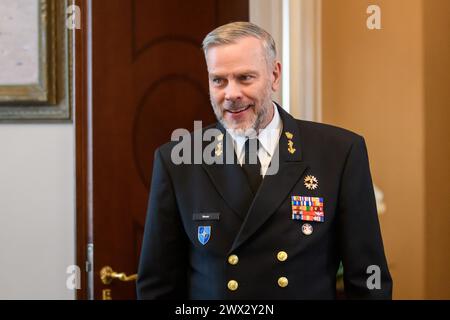 RIGA, Lettonie. 27 mars 2024. Rob Bauer (photo), président du Comité militaire de l'OTAN, rencontre Edgars Rinkevics, président de la Lettonie. Crédit : Gints Ivuskans/Alamy Live News Banque D'Images