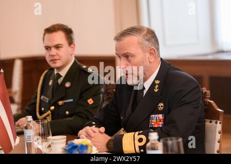 RIGA, Lettonie. 27 mars 2024. Rob Bauer (photo), président du Comité militaire de l'OTAN, rencontre Edgars Rinkevics, président de la Lettonie. Crédit : Gints Ivuskans/Alamy Live News Banque D'Images