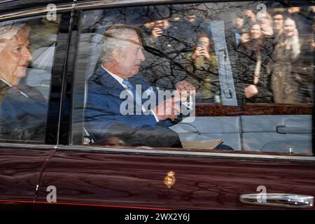 Londres, Royaume-Uni. 27 mars 2024. *** EXCLUSIF *** TARIFS SPÉCIAUX *** APPLICABLES *** 27/03/2024. Londres, Royaume-Uni. Le roi Charles III fait signe aux membres souriants du public alors qu'il quitte Clarence House à Westminster, dans le centre de Londres. Le roi Charles, qui est actuellement traité pour un cancer, a fait l’éloge de Kate Middleton, la princesse de Galles, après avoir récemment parlé publiquement de son propre diagnostic de cancer. Crédit photo : Ben Cawthra/Sipa USA **PAS DE VENTES au Royaume-Uni** crédit : Sipa USA/Alamy Live News Banque D'Images