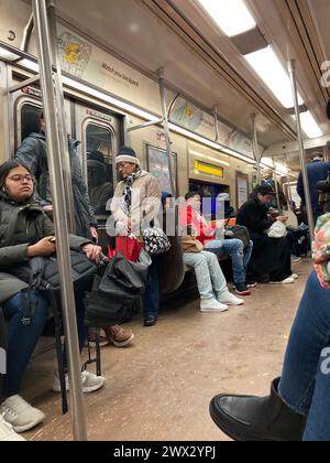 Voyageur de week-end dans le métro de New York le samedi 23 mars 2024. (© Richard B. Levine) Banque D'Images