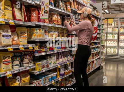Shopping dans un supermarché Whole Foods Market à New York le lundi 25 mars 2024. (© Richard B. Levine) Banque D'Images