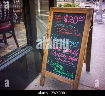 Déjeuner spécial sur un tableau devant un restaurant à Chelsea à New York le mardi 26 mars 2024. (© Richard B. Levine) Banque D'Images