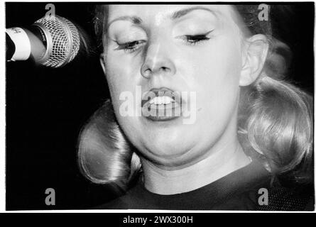 TANYA DONELLY, BELLY, 1995 : Tanya Donelly de Belly jouant en concert à la salle Anson de l'Université de Bristol le 24 février 1995. Photographie : Rob Watkins. INFO : Belly, un groupe de rock alternatif originaire de Newport, Rhode Island, a émergé dans les années 90 avec son son mélodique et ses paroles introspectives. Des tubes comme « Feed the Tree » ont mis en valeur leur mélange captivant de folk et de rock alternatif, ce qui leur a valu un franc succès. Banque D'Images
