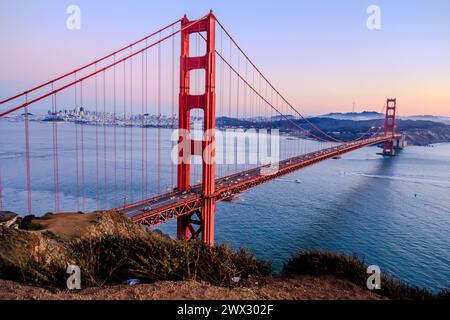 Vue spectaculaire sur le Golden Gate Bridge, San Francisco, Californie, États-Unis, depuis le nord-ouest. Banque D'Images