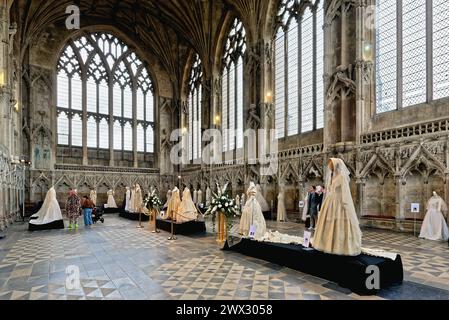 Une célébration des robes de mariée tenue dans la Lady Chapel of Ely cathédrale Cambridgeshire Angleterre Grande-Bretagne Royaume-Uni Banque D'Images