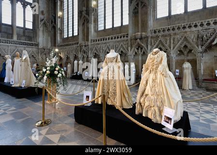 Une célébration des robes de mariée tenue dans la Lady Chapel of Ely cathédrale Cambridgeshire Angleterre Grande-Bretagne Royaume-Uni Banque D'Images