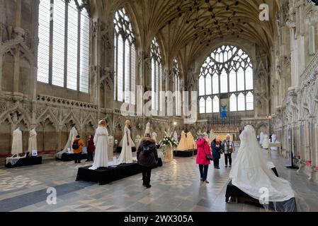 Une célébration des robes de mariée tenue dans la Lady Chapel of Ely cathédrale Cambridgeshire Angleterre Grande-Bretagne Royaume-Uni Banque D'Images