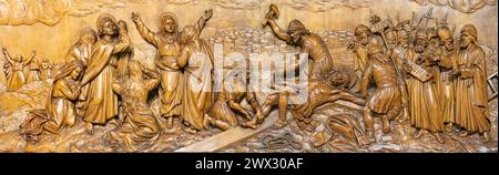 MILAN, ITALIE - 5 MARS 2024 : le relief sculpté Jésus est cloué à la croix dans l'église Chiesa di San Camillo par Annibale Pagnoni (1900). Banque D'Images
