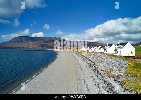 Ardmair Wester Ross Écosse ciel bleu la plage de galets gris et Ben Mor Coigach au loin Banque D'Images