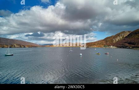 Loch Canaird adjacent à Ardmair Wester Ross Scotland un mouillage sûr pour de nombreux petits bateaux Banque D'Images