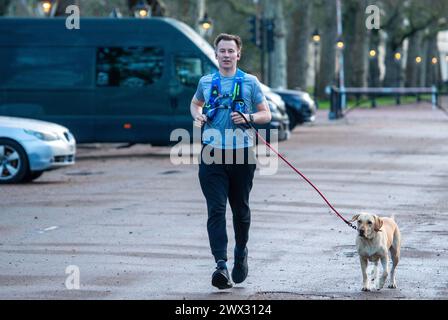 Londres, Angleterre, Royaume-Uni. 27 mars 2024. Le chancelier de l'Échiquier JEREMY HUNT est vu à Westminster pendant l'exercice matinal. (Crédit image : © Tayfun Salci/ZUMA Press Wire) USAGE ÉDITORIAL SEULEMENT! Non destiné à UN USAGE commercial ! Banque D'Images