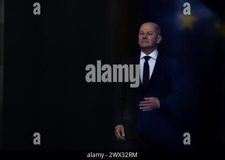 OLAF Scholz, Bundeskanzler, im Eingang des Kanzleramtes, Berlin, 27.03.2024. Berlin Deutschland *** Olaf Scholz, chancelier fédéral, à l'entrée de la chancellerie, à Berlin, 27 03 2024 Berlin Allemagne Copyright : xJulianexSonntagxphotothek.dex Banque D'Images