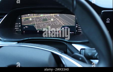 La carte GPS est affichée sur le tableau de bord devant les yeux du conducteur à l'intérieur de la voiture Banque D'Images