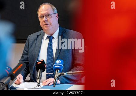 Wuppertal, Allemagne. 27 mars 2024. Le procureur Heribert Kaune-Gebhardt, chef du département des infractions capitales, lors du communiqué de presse du parquet de Wuppertal sur l'incendie fatal de Solingen. Quatre personnes sont mortes dans l'incendie lundi matin et plusieurs ont été blessées. Crédit : Christoph Reichwein/dpa/Alamy Live News Banque D'Images