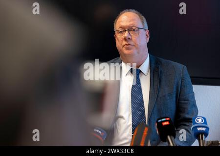 Wuppertal, Allemagne. 27 mars 2024. Le procureur Heribert Kaune-Gebhardt, chef du département des infractions capitales, lors du communiqué de presse du parquet de Wuppertal sur l'incendie fatal de Solingen. Quatre personnes sont mortes dans l'incendie lundi matin et plusieurs ont été blessées. Crédit : Christoph Reichwein/dpa/Alamy Live News Banque D'Images