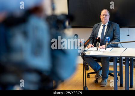 Wuppertal, Allemagne. 27 mars 2024. Le procureur Heribert Kaune-Gebhardt, chef du département des infractions capitales, lors du communiqué de presse du parquet de Wuppertal sur l'incendie fatal de Solingen. Quatre personnes sont mortes dans l'incendie lundi matin et plusieurs ont été blessées. Crédit : Christoph Reichwein/dpa/Alamy Live News Banque D'Images