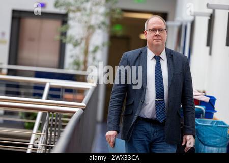 Wuppertal, Allemagne. 27 mars 2024. Le procureur Heribert Kaune-Gebhardt, chef du département des infractions capitales, lors du communiqué de presse du parquet de Wuppertal sur l'incendie fatal de Solingen. Quatre personnes sont mortes dans l'incendie lundi matin et plusieurs ont été blessées. Crédit : Christoph Reichwein/dpa/Alamy Live News Banque D'Images