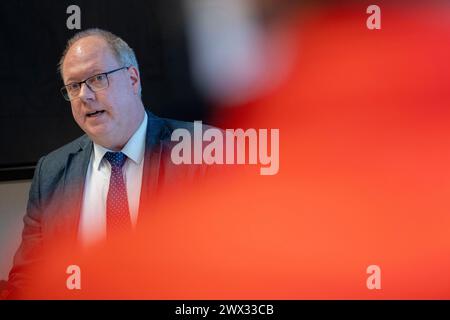 Wuppertal, Allemagne. 27 mars 2024. Le procureur Heribert Kaune-Gebhardt, chef du département des infractions capitales, lors du communiqué de presse du parquet de Wuppertal sur l'incendie fatal de Solingen. Quatre personnes sont mortes dans l'incendie lundi matin et plusieurs ont été blessées. Crédit : Christoph Reichwein/dpa/Alamy Live News Banque D'Images