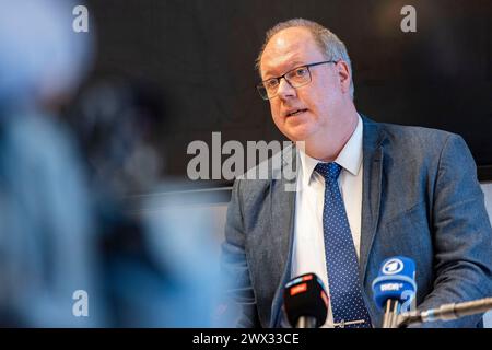 Wuppertal, Allemagne. 27 mars 2024. Le procureur Heribert Kaune-Gebhardt, chef du département des infractions capitales, lors du communiqué de presse du parquet de Wuppertal sur l'incendie fatal de Solingen. Quatre personnes sont mortes dans l'incendie lundi matin et plusieurs ont été blessées. Crédit : Christoph Reichwein/dpa/Alamy Live News Banque D'Images