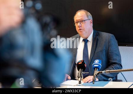 Wuppertal, Allemagne. 27 mars 2024. Le procureur Heribert Kaune-Gebhardt, chef du département des infractions capitales, lors du communiqué de presse du parquet de Wuppertal sur l'incendie fatal de Solingen. Quatre personnes sont mortes dans l'incendie lundi matin et plusieurs ont été blessées. Crédit : Christoph Reichwein/dpa/Alamy Live News Banque D'Images