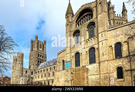 Extérieur de la cathédrale historique d'Ely un jour de printemps ensoleillé Cambridgeshire Angleterre Grande-Bretagne Royaume-Uni Banque D'Images