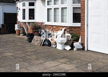 Déchets ménagers empilés à l'extérieur d'une maison privée à Shepperton Surrey Angleterre Banque D'Images