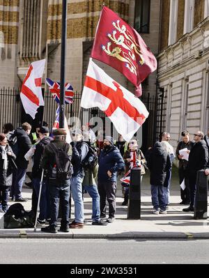 Angleterre, Londres, Whitehall, devant Downing Street, 23 mars 2024, rassemblement avec la Ligue de défense anglaise et Turning point UK. Banque D'Images