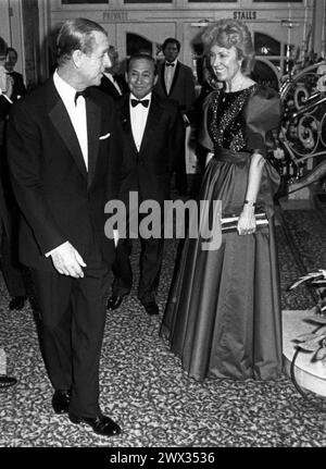 Dossier photo datée du 09/11/84 du duc d'Édimbourg et Joan Morecambe, veuve du comédien Eric Morecambe, au London palladium. Joan, veuve d'Eric Morecambe, est décédée 'paisiblement' le jour de son 97e anniversaire suite à une courte maladie, a annoncé sa famille. Elle épouse le célèbre comédien, connu pour son double acte Morecambe et Wise aux côtés d'Ernie Wise, à Margate en 1952. Date d'émission : mercredi 27 mars 2024. Banque D'Images