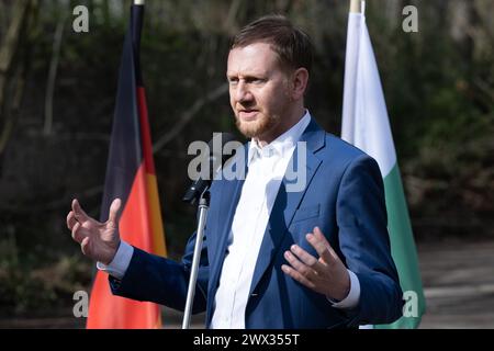 Bernsdorf, Allemagne. 27 mars 2024. Michael Kretschmer (CDU), ministre-président de Saxe, intervient lors d'une conférence de presse sur le site d'une base prévue de la Bundeswehr. Le nouveau bataillon logistique 471 sera stationné sur le site de Bernsdorf-Straßgräbchen. Crédit : Sebastian Kahnert/dpa/Alamy Live News Banque D'Images