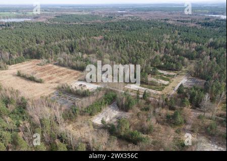 Bernsdorf, Allemagne. 27 mars 2024. Véhicules sur le site d'une base prévue de la Bundeswehr (photo prise avec un drone). Le nouveau bataillon logistique 471 sera stationné sur le site de Bernsdorf-Straßgräbchen. Crédit : Sebastian Kahnert/dpa/Alamy Live News Banque D'Images