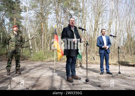 Bernsdorf, Allemagne. 27 mars 2024. Boris Pistorius (SPD, g), ministre fédéral de la Défense, et Michael Kretschmer (CDU), ministre-président de Saxe, se tiennent sur le site d'une base prévue de la Bundeswehr lors d'une conférence de presse. Le nouveau bataillon logistique 471 sera stationné sur le site de Bernsdorf-Straßgräbchen. Crédit : Sebastian Kahnert/dpa/Alamy Live News Banque D'Images