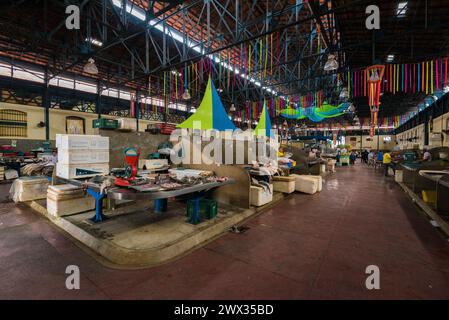 Belem, Brésil - 26 décembre 2023 : le célèbre marché aux poissons Ver o Peso est presque vide à cause des vacances de Noël. Banque D'Images