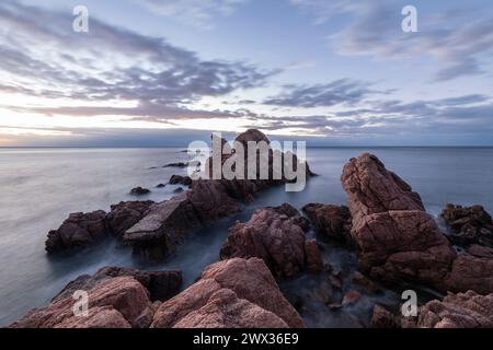 Cala Rosa Mar tôt le matin, lever du soleil sur la Costa Brava Banque D'Images