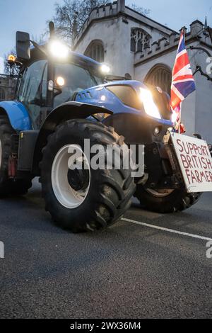 WESTMINSTER, LONDRES - 25 mars 2024 : des agriculteurs britanniques participent à une manifestation devant le Parlement à Londres Banque D'Images