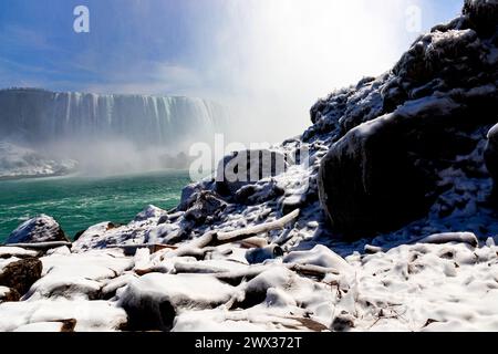 L'eau qui tombe en cascade sur le bord du fer à cheval tombe en hiver. Niagara Falls Ontario Canada Banque D'Images