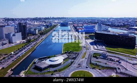 Incroyable point de vue Drone sur le bassin Vauban (étang) au Havrecity avec une architecture moderne et des yachts dans les parkings. Au centre commercial de droite. Et Banque D'Images