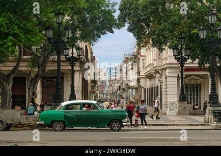 Le boulevard du Prado est l'une des rues principales de la Havane. Intersection, voiture rétro, gens marchant. Banque D'Images