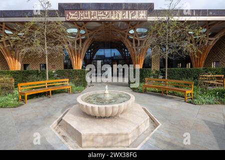 Jardin à l'entrée de la mosquée centrale de Cambridge, Cambridge, Angleterre, Royaume-Uni Banque D'Images