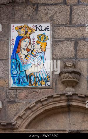 Enseigne artistiquement conçue dans la rue notre Dame, Guingamp, Département côtes-d'Armor, Bretagne, France Banque D'Images