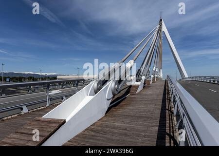 Pont avec passage piétonnier et voies de circulation avec entretoises métalliques pour soutenir la structure Banque D'Images