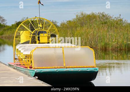 Everglades National Park, Floride, États-Unis - 4 décembre 2023 : hydroglisseur le long d'une jetée dans le parc national de l'État Banque D'Images