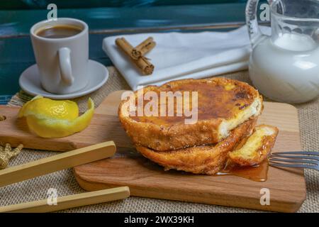 Torrijas avec du miel sur une planche de bois dessert typique de pâques Banque D'Images
