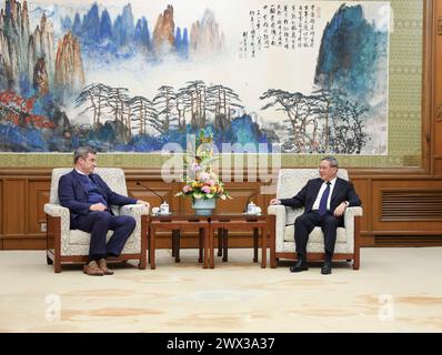 Pékin, Chine. 27 mars 2024. Le premier ministre chinois Li Qiang rencontre Markus Soeder, ministre-président de Bavière, Allemagne, au Diaoyutai State Guesthouse à Pékin, capitale de la Chine, le 27 mars 2024. Crédit : Ding Haitao/Xinhua/Alamy Live News Banque D'Images