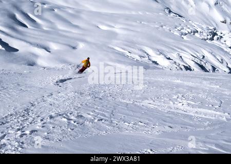 Chamonix, France - 28 janvier 2024 : une skieuse hors piste descend vers Glacier de Geant dans la Vallée Blanche à Chamonix en France Banque D'Images