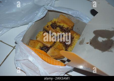 Photo de fromage banane martabak dans une boîte, une collation typiquement indonésienne Banque D'Images