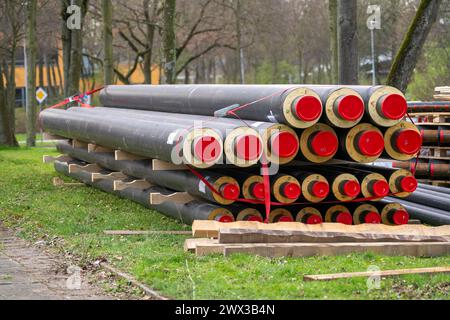 Les tuyaux pour les connexions de chauffage urbain reposent sur un chantier de construction sur des stocks, doivent être posés pour alimenter les bâtiments en chauffage urbain, NRW, GE Banque D'Images