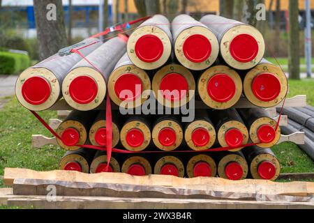 Les tuyaux pour les connexions de chauffage urbain reposent sur un chantier de construction sur des stocks, doivent être posés pour alimenter les bâtiments en chauffage urbain, NRW, GE Banque D'Images