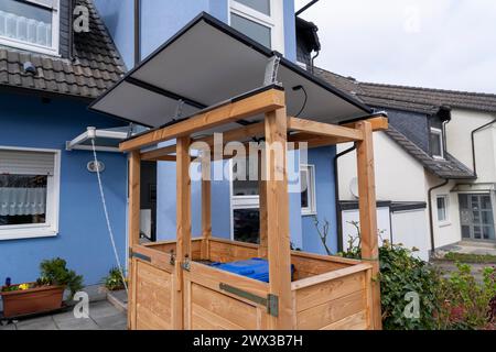 Maison individuelle avec divers modules solaires, en plus des panneaux solaires sur le toit de la maison, les modules solaires enfichables sont montés sur une boîte à poussière AS Banque D'Images