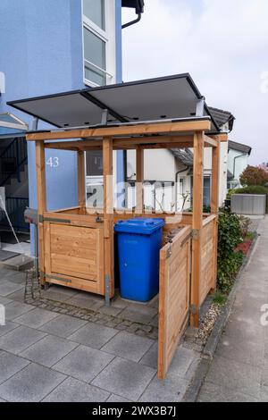 Maison individuelle avec divers modules solaires, en plus des panneaux solaires sur le toit de la maison, les modules solaires enfichables sont montés sur une boîte à poussière AS Banque D'Images